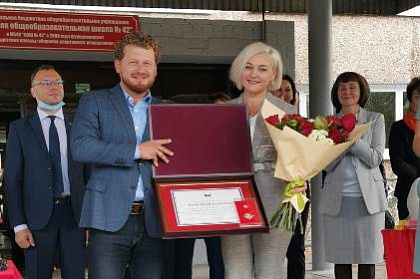 В День знаний Олег Попов стал почетным гостем школы №42 города Братска